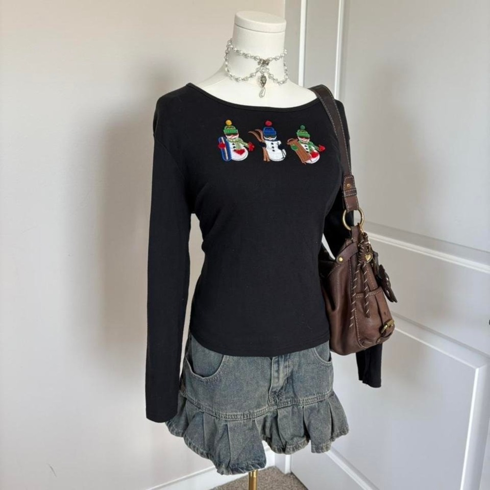 Black snowman embroidered long sleeve top • ✩